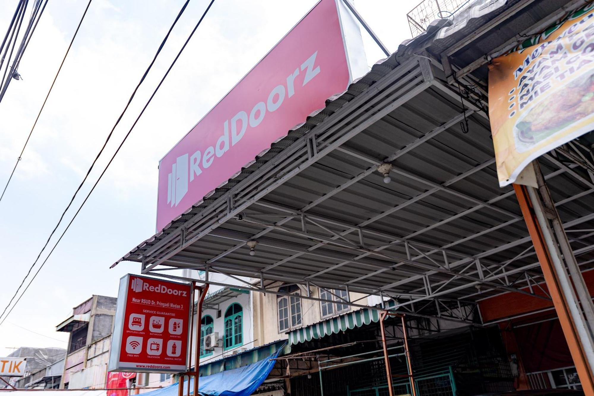 Hotel Reddoorz Near Rsud Dr Pringadi Medan 3 Exterior foto